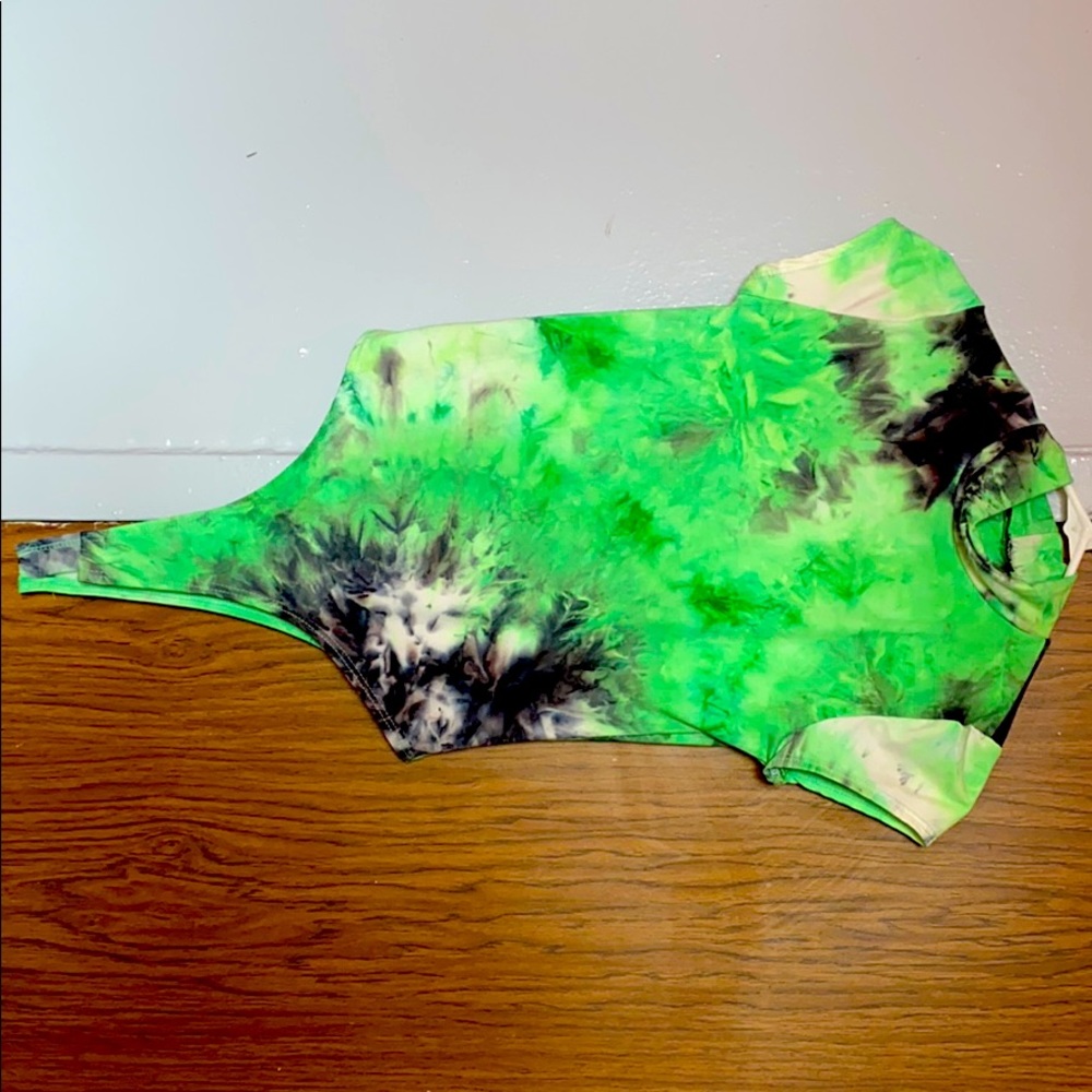 I am selling a never worn V shirt